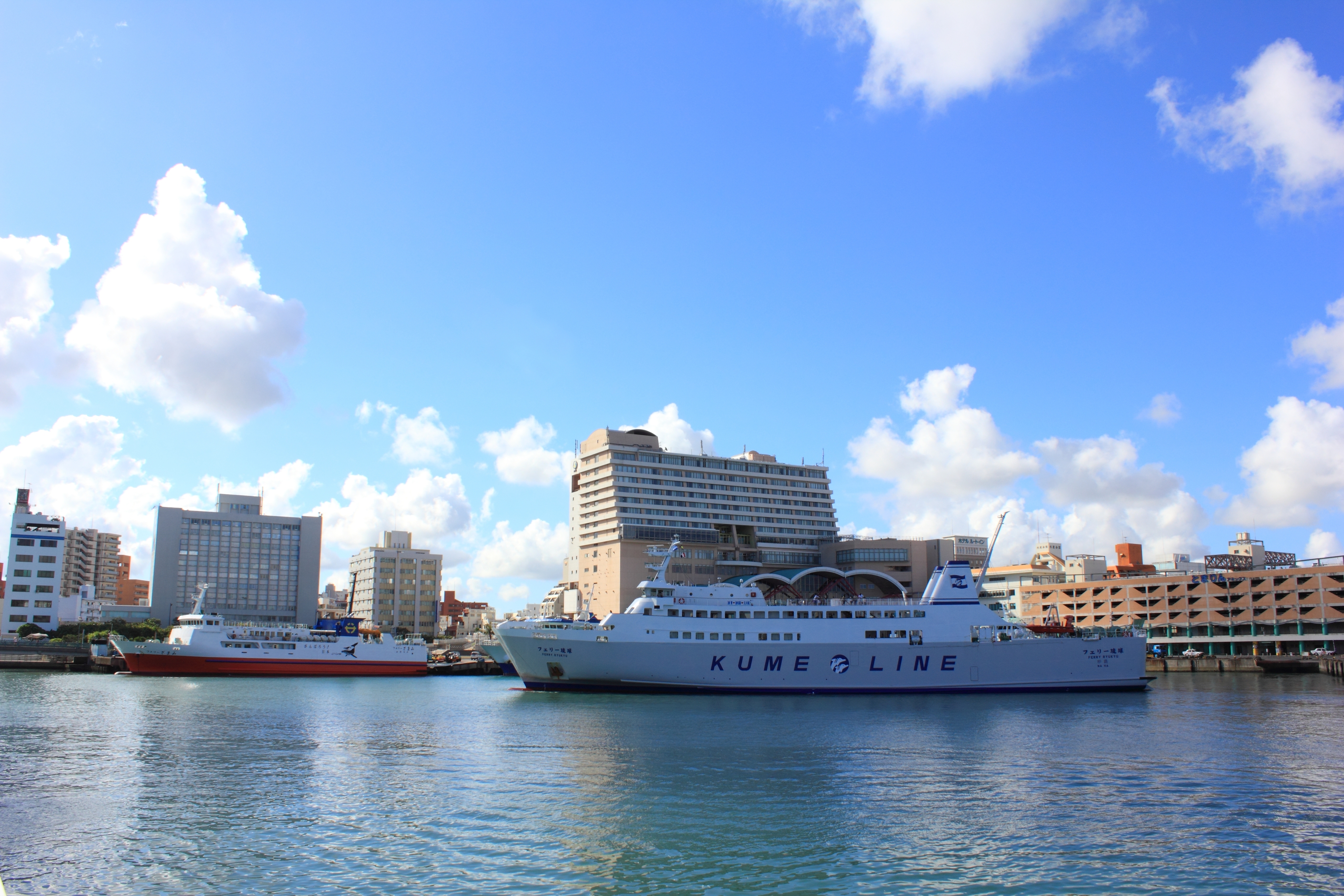 那覇泊港のとまりんフェリーターミナル