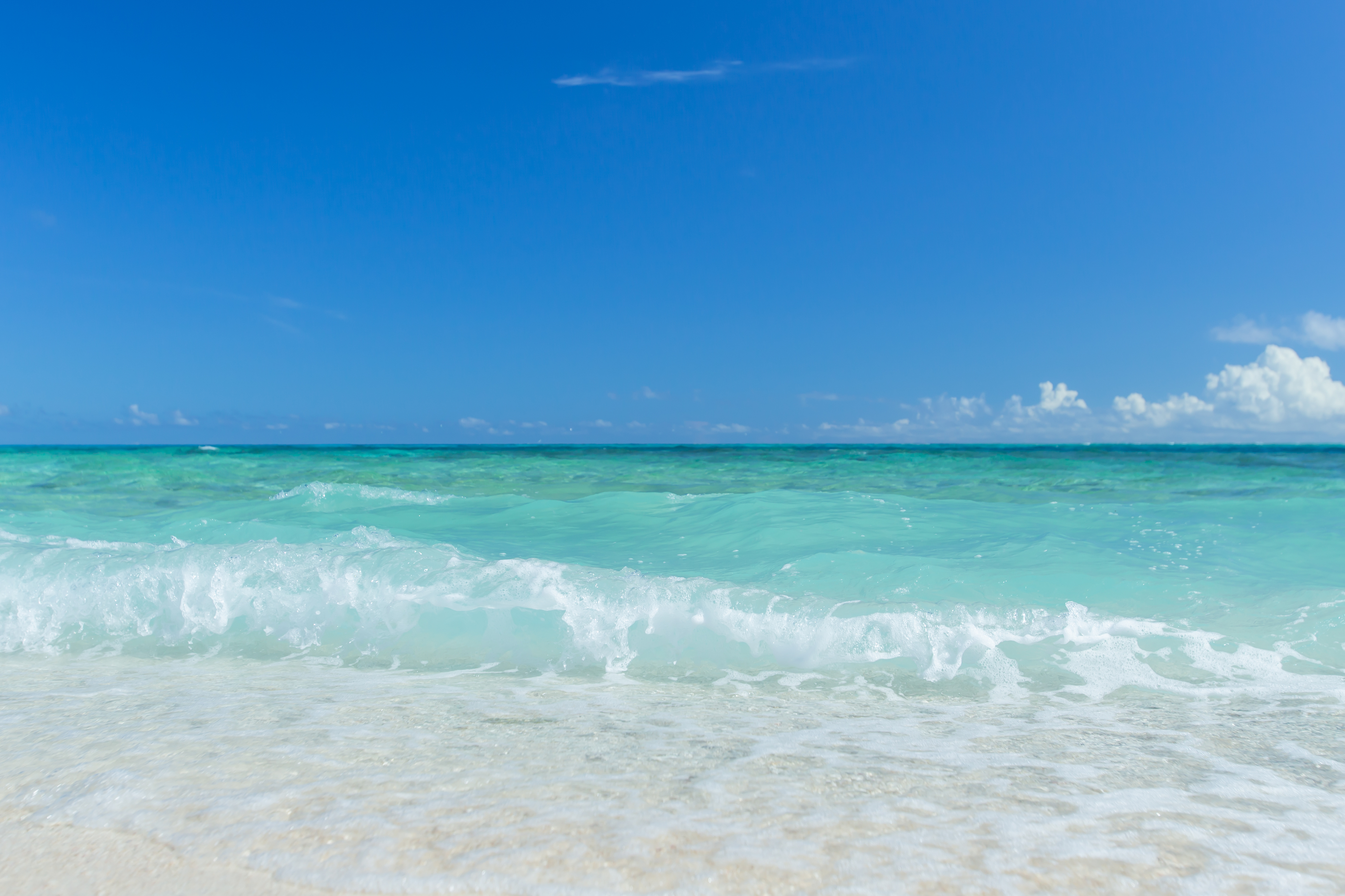 沖縄のエメラルドグリーンの海と青い空