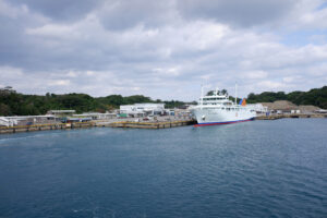 沖縄県今帰仁村の運天港に停泊するフェリーいへや