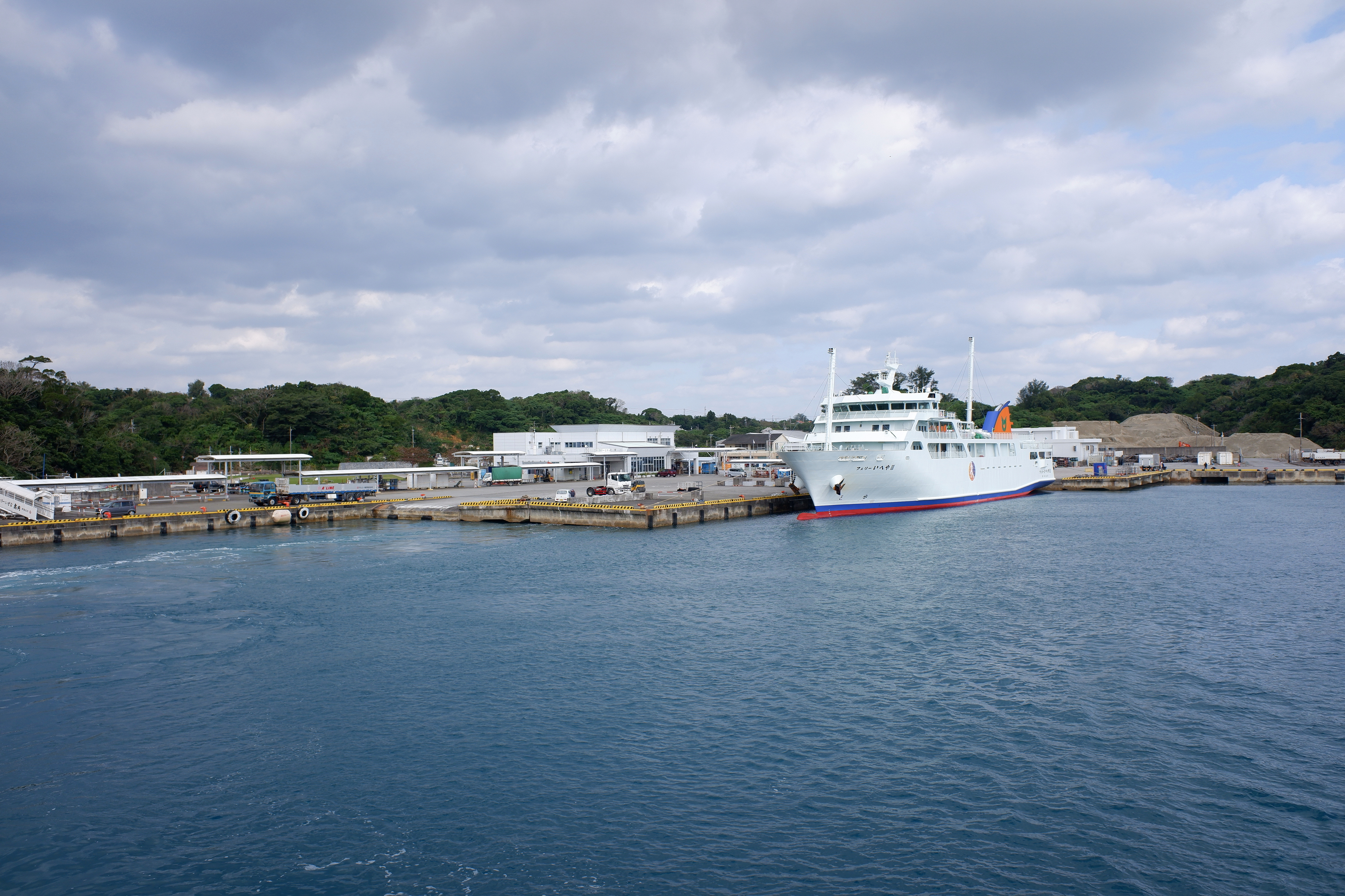 沖縄県今帰仁村の運天港に停泊するフェリーいへや