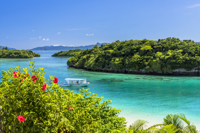 久米島高速船最新情報 沖縄の美しいサンゴ礁の海と青空