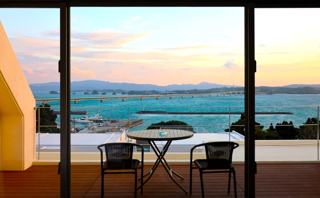 沖縄・本部半島から見る古宇利島の風景