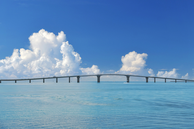 青い海に架かる伊良部大橋と入道雲