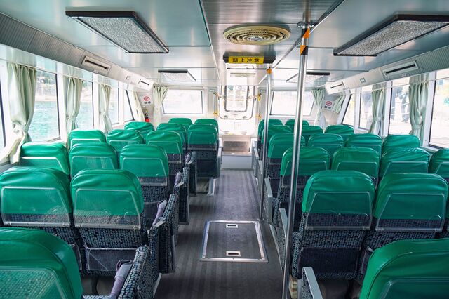 離島航路の高速船船内