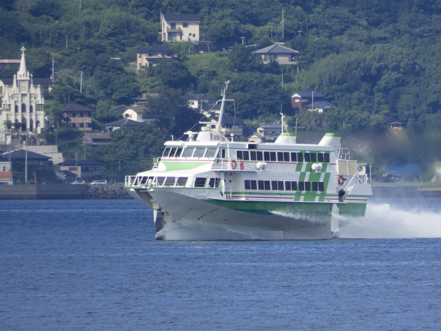 海上を航行するジェットフォイル