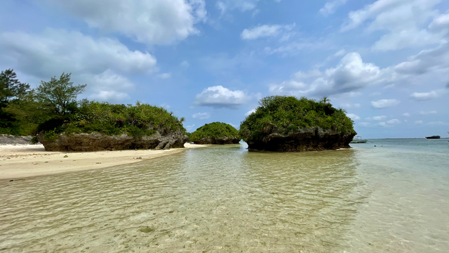 透き通った海と青い空　白い砂浜