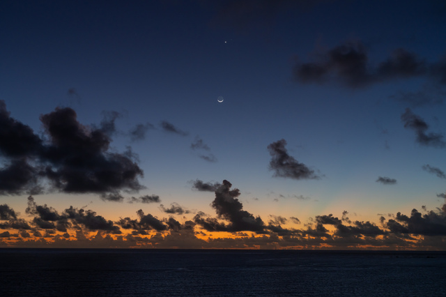 沖縄絶景 東平安名崎の夜明けの月