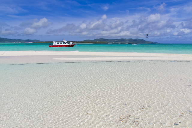 久米島はての浜のエメラルドグリーンの海