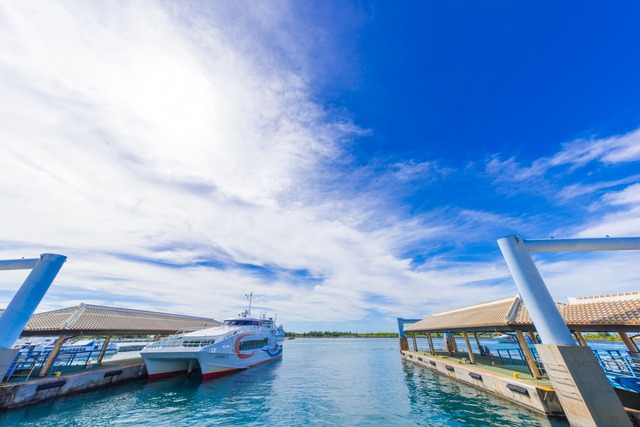 沖縄の港のフェリー乗場（イメージ）