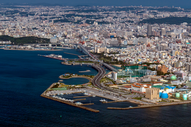 那覇市泊大橋と港の空撮風景
