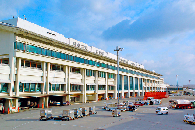 青空と那覇空港ターミナル