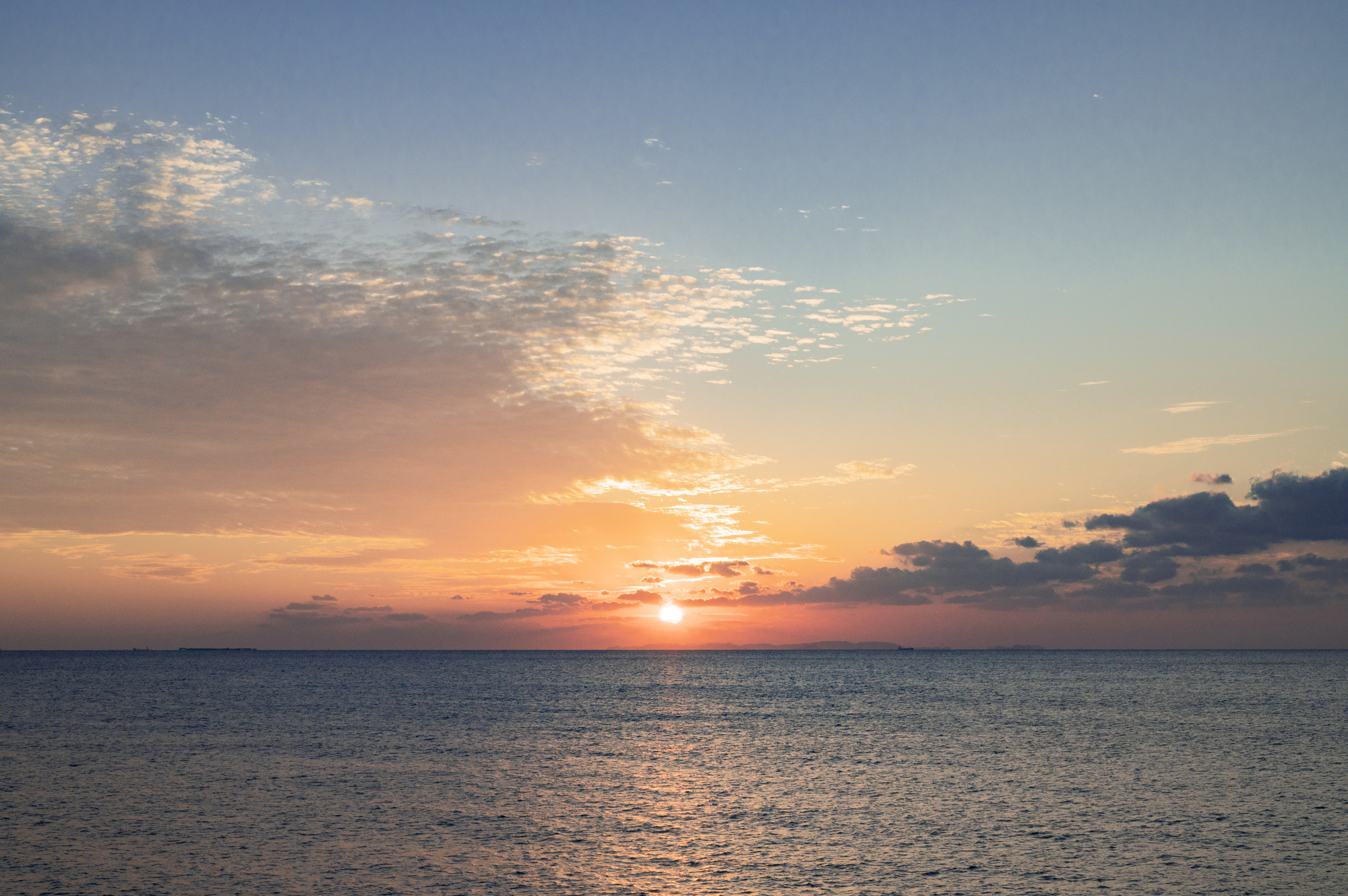 沖縄 サンセットビーチ 夕日（イメージ）