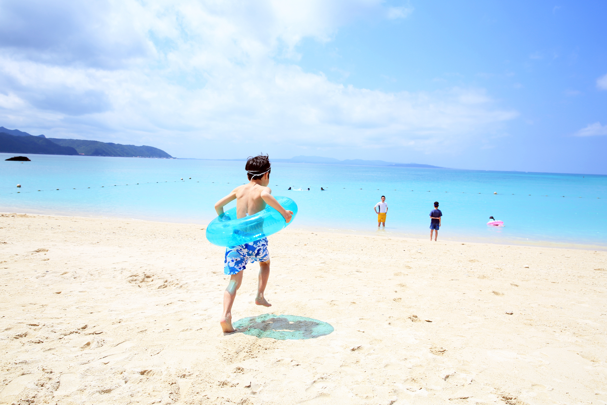 沖縄 家族 浮き輪 海（イメージ）