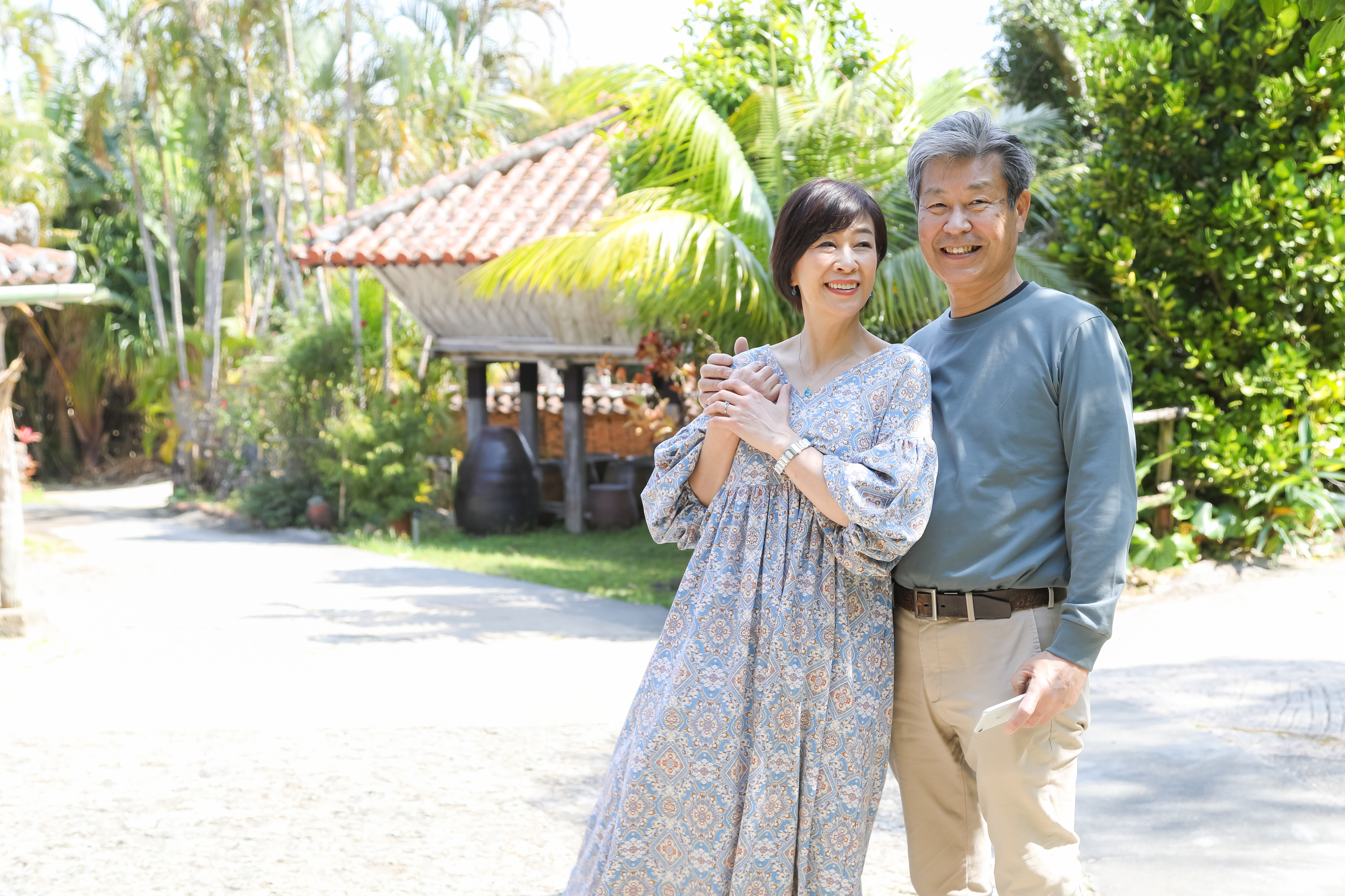 シニア夫婦 観光 スマートフォン（イメージ）