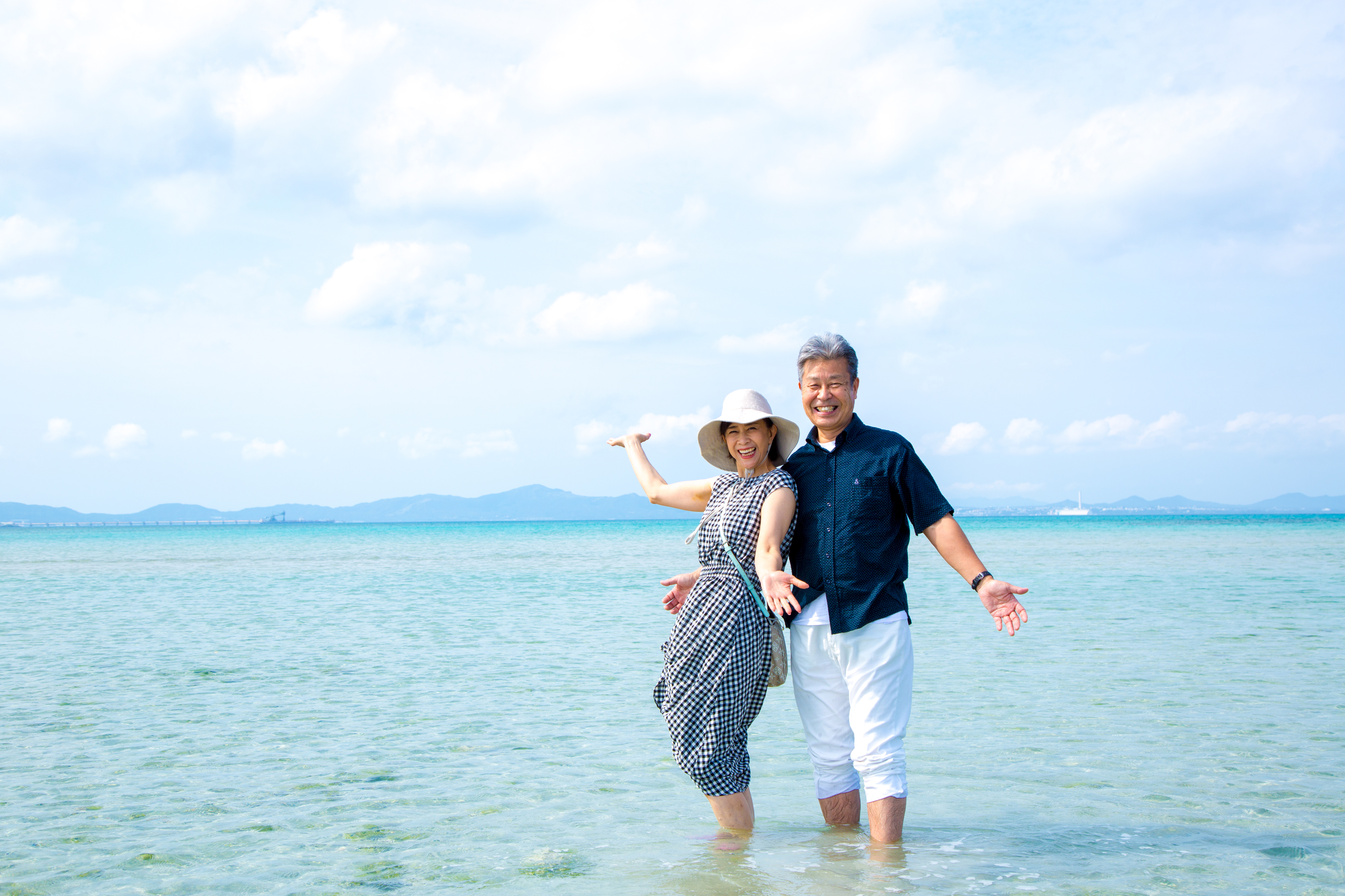 シニア夫婦 海辺 散歩（イメージ）