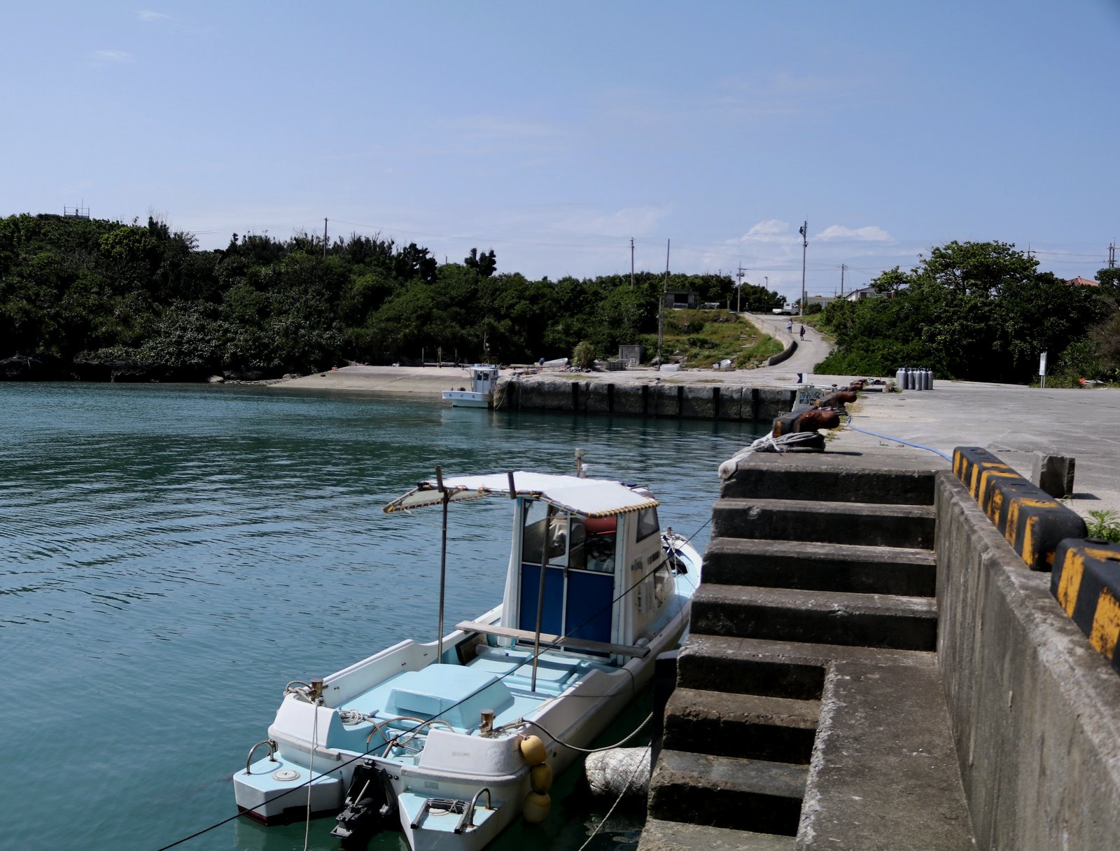 安座真港と久高島行きフェリー