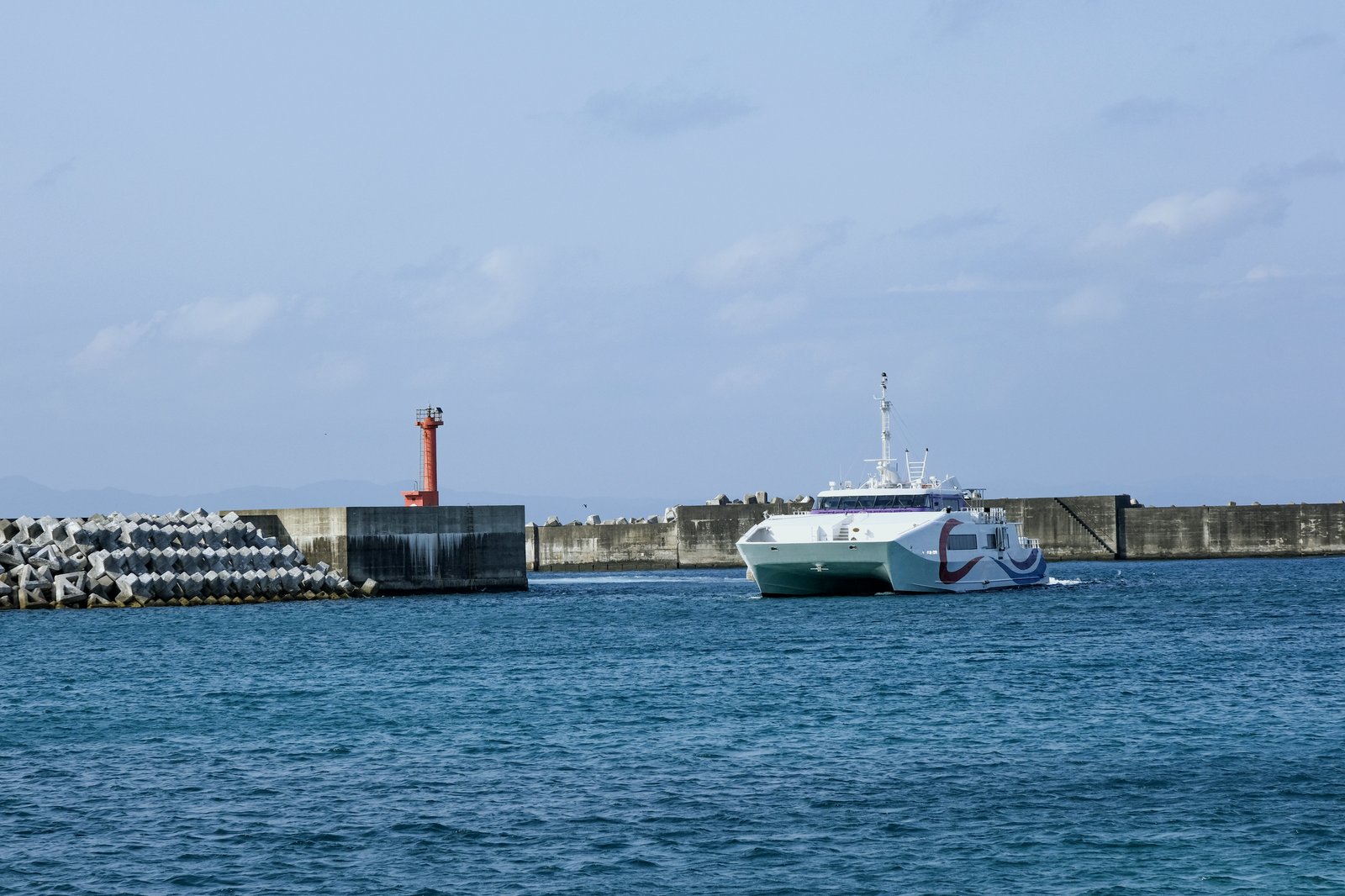 波照間港と高速船