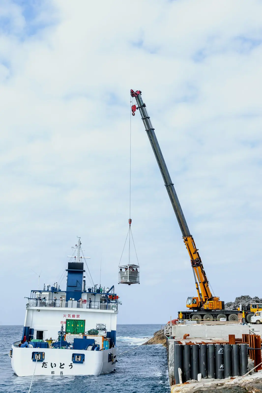 南大東港のクレーン乗降