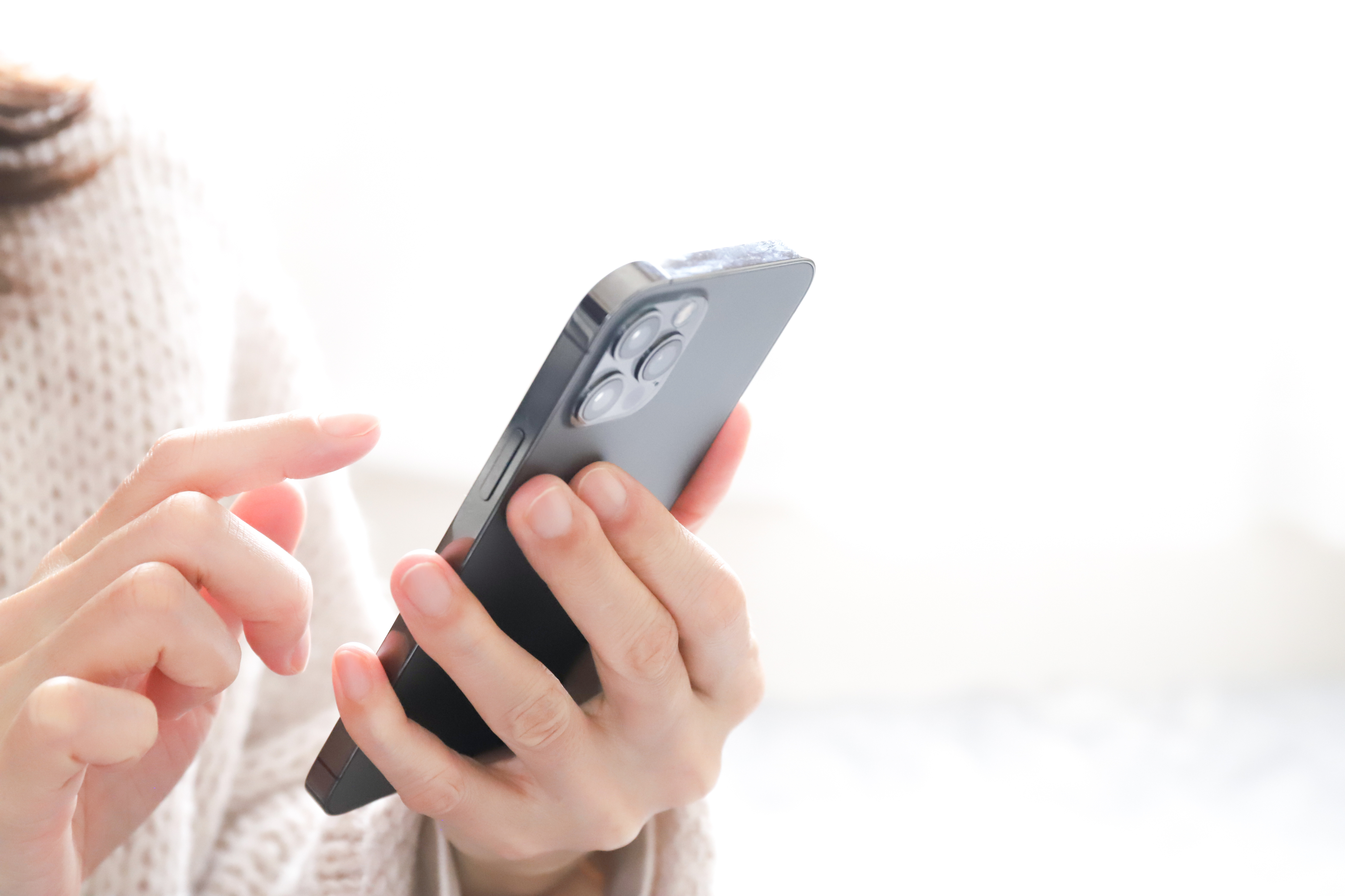 スマートフォンで情報を確認する手元