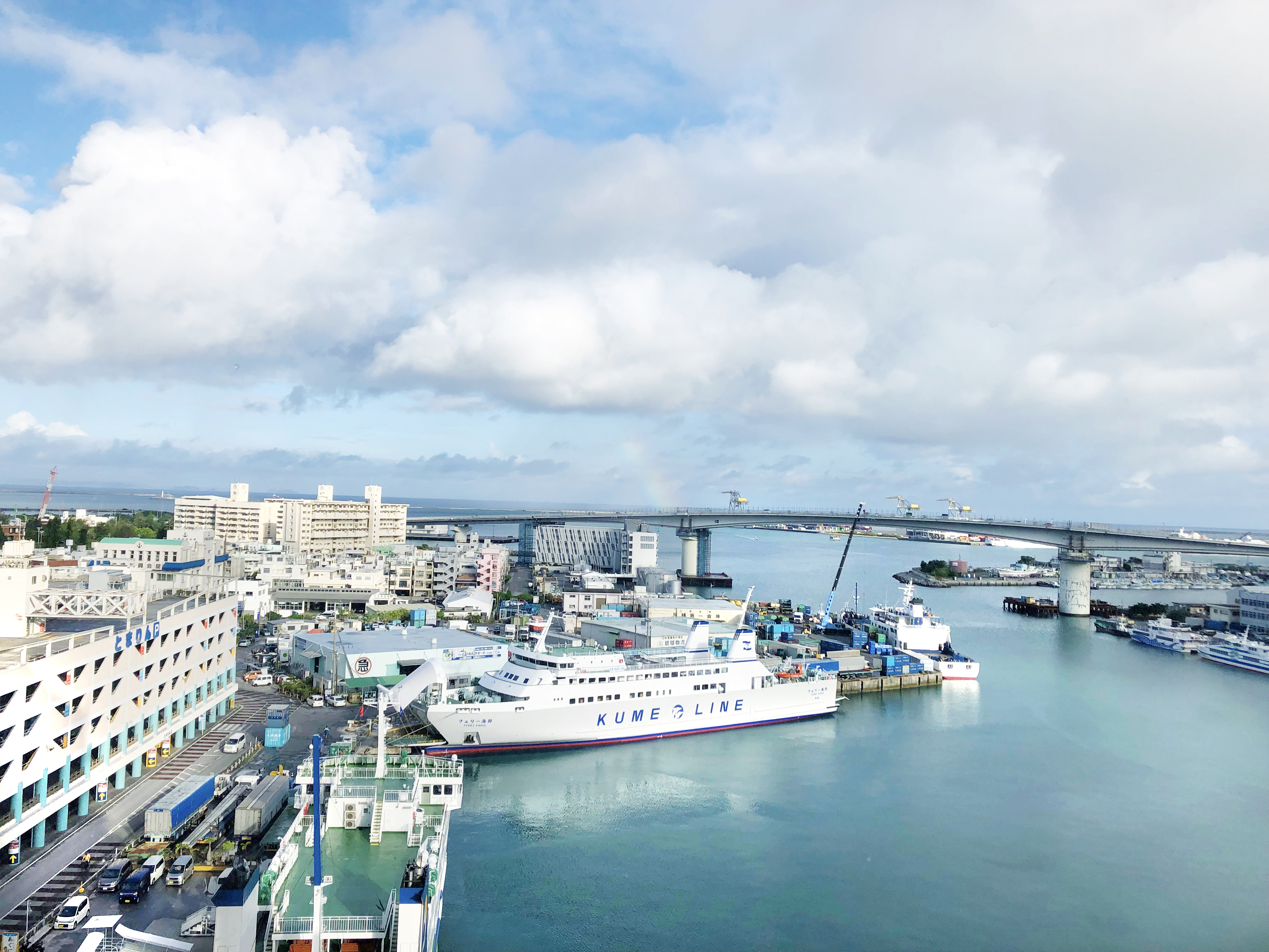 泊港に停泊する離島行きの船舶
