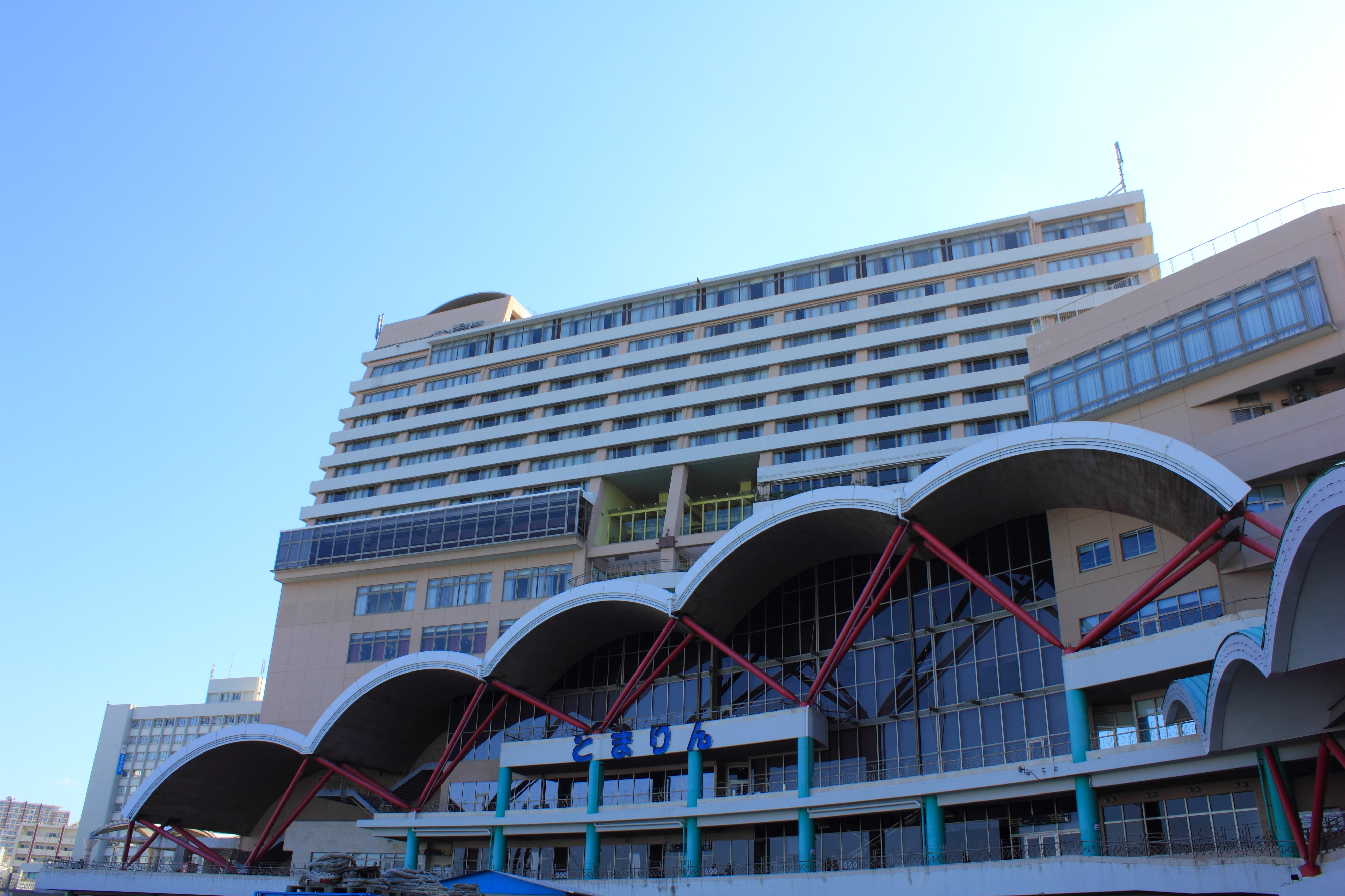 那覇泊港のとまりんビル外観