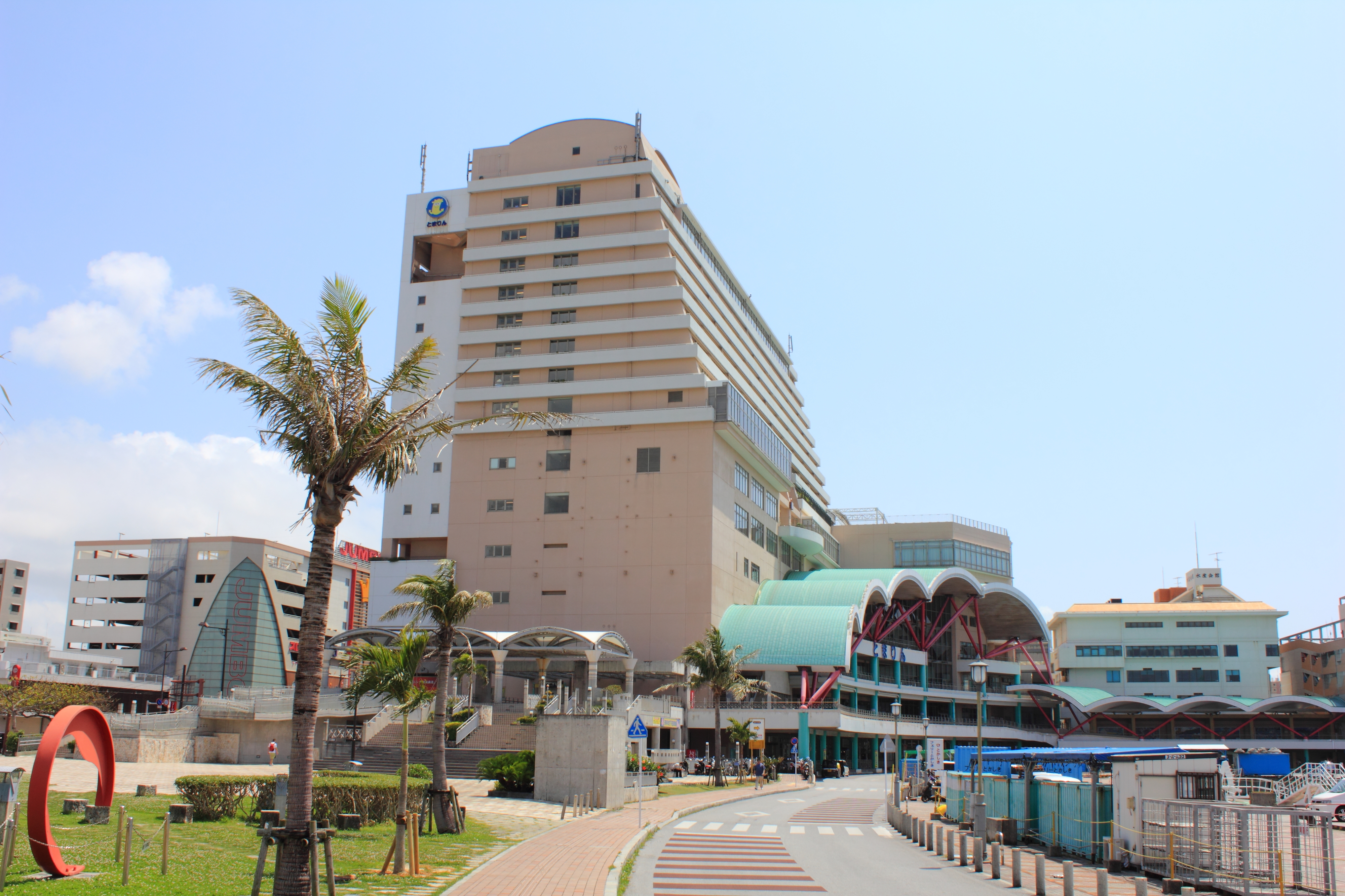 那覇の泊ふ頭ターミナルとまりん