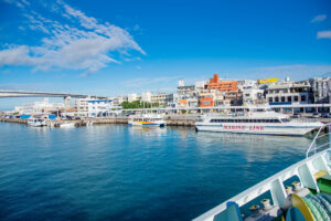 那覇泊港のとまりんターミナルと泊大橋