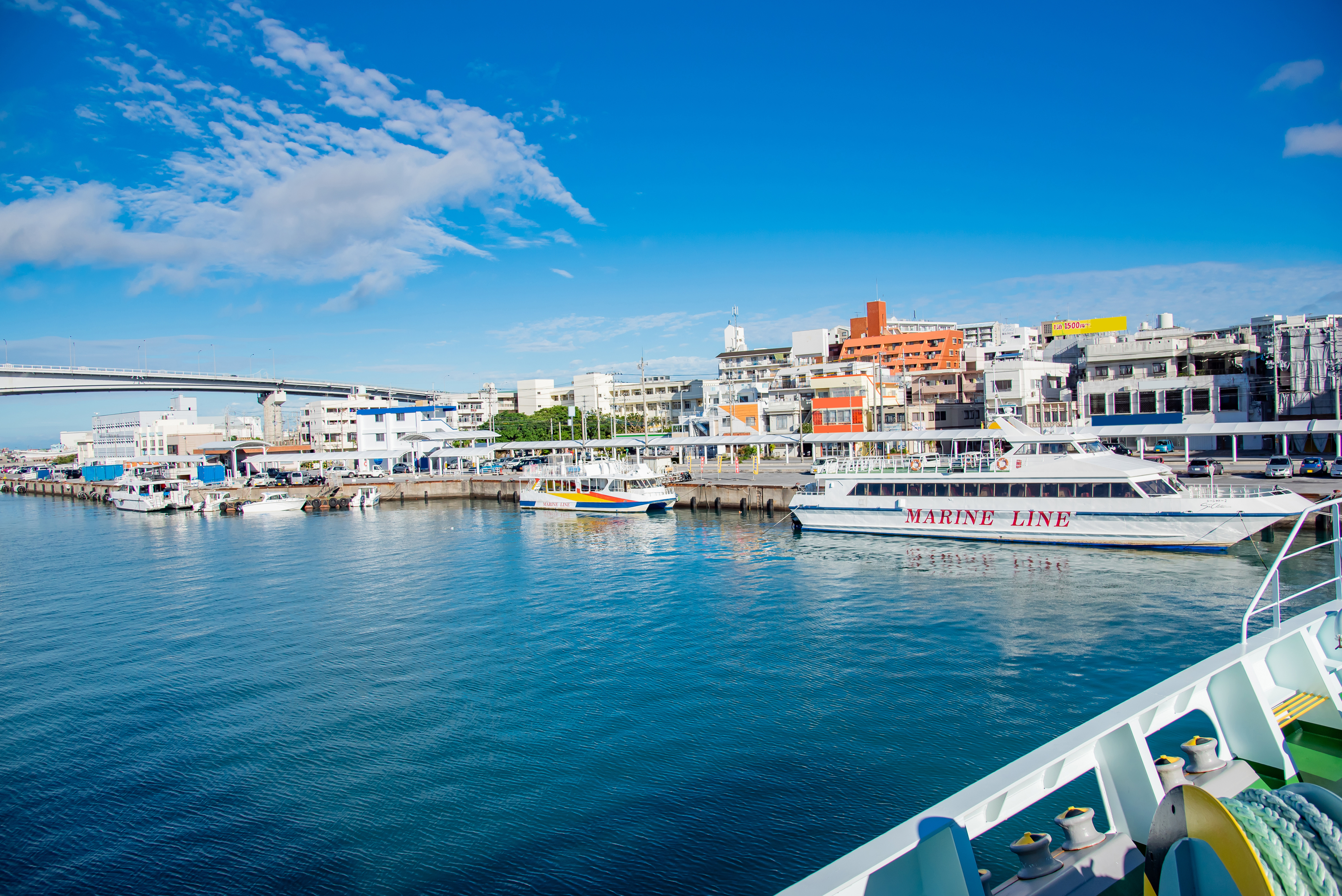 那覇泊港のとまりんターミナルと泊大橋