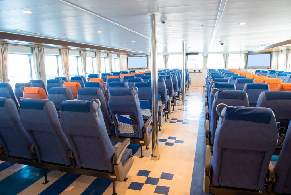 沖縄県那覇泊港に停泊するフェリーざまみ（イメージ）