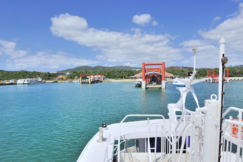 高速船のデッキから望む離島の港（イメージ）