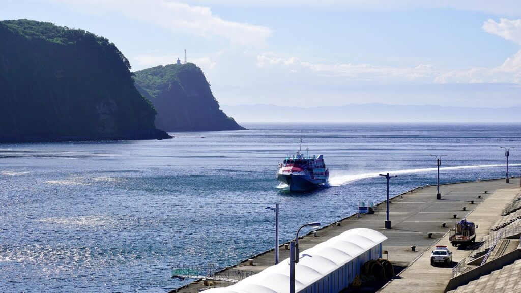 海岸沿いを走るジェットフォイル型高速船（イメージ）