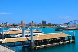 沖縄の港の桟橋と停泊する船（イメージ）