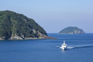 甑島の港へ入港する高速船（イメージ）