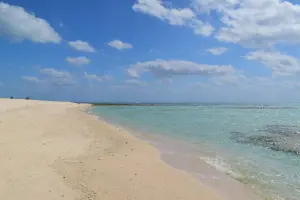 はての浜の白い砂浜とエメラルドグリーンの海（イメージ）