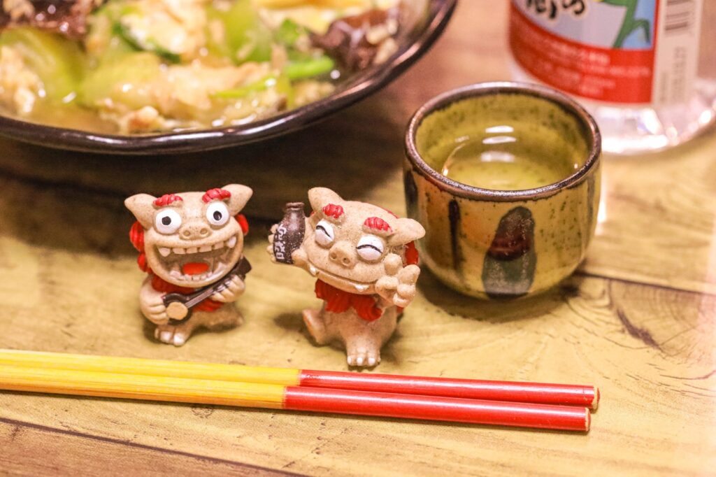 シーサーと琉球ガラス・泡盛のある沖縄の食卓（イメージ）